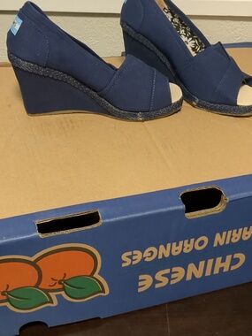 NWT women's Wedges TOMS